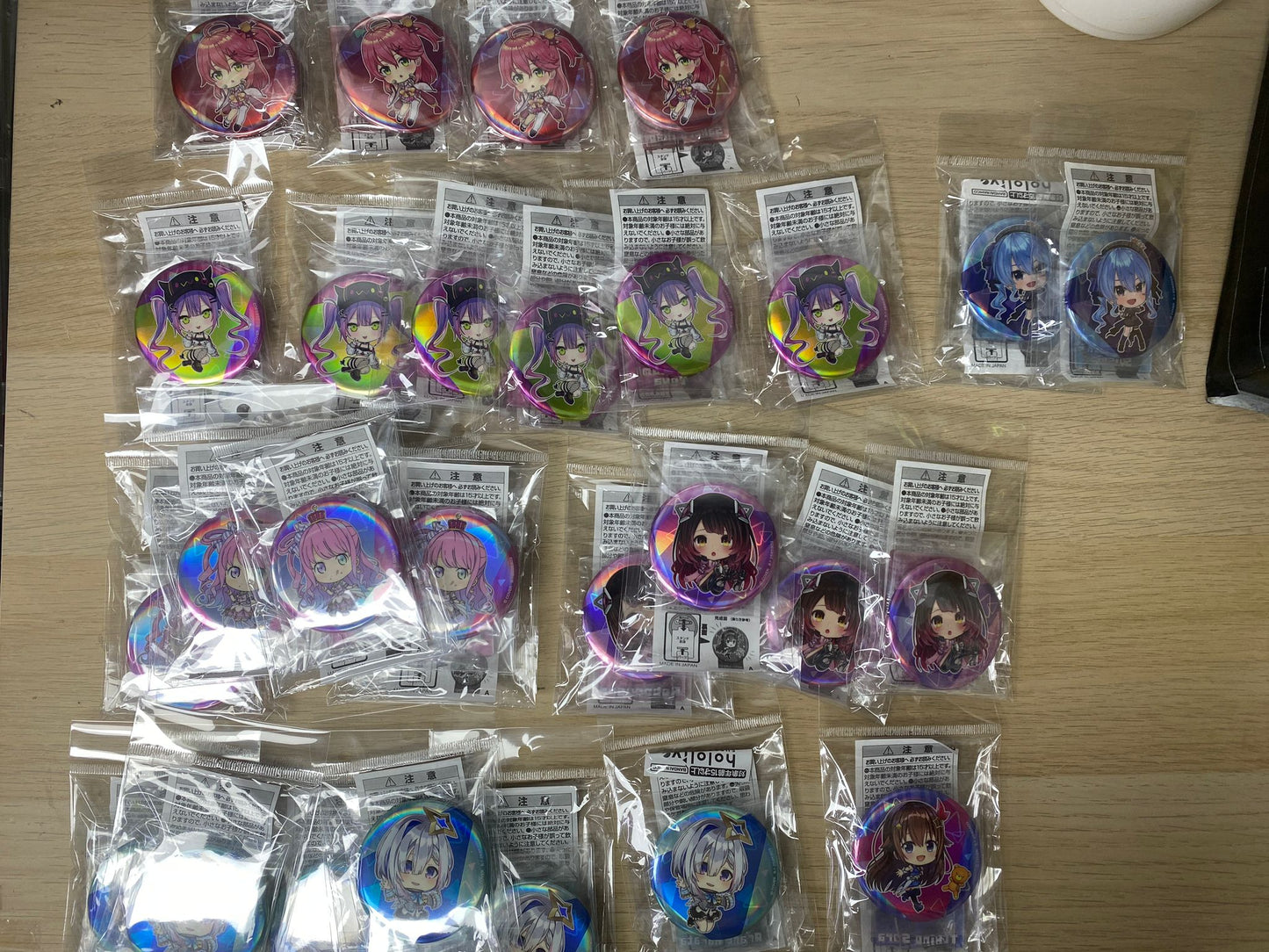 「現貨」hololive SUPER EXPO 2023 開催記念缶 - 徽章+Stand