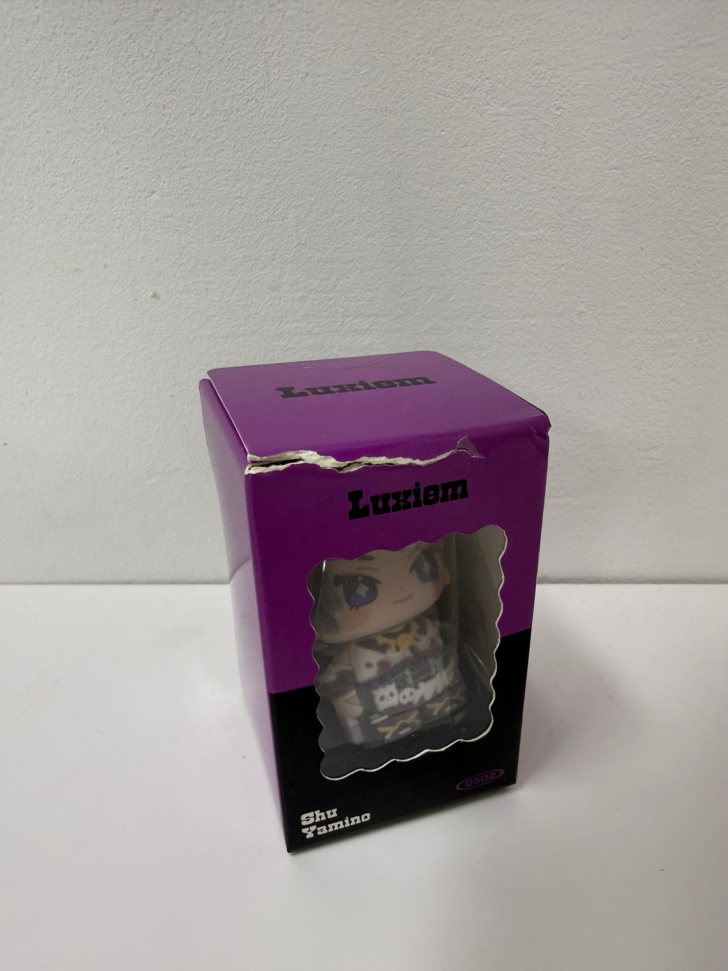 [現貨] Nijisanji 【Luxiem WILDWEST】フロッキーマスコット(毛絨figure公仔) 闇ノシュウ(Shu Yamino)[有盒傷]